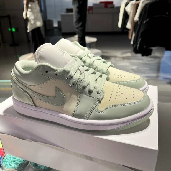 Air Jordan 1 Low SE - Picture 3 of 4